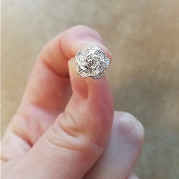 Lovely Dainty Sterling Silver 925s 3-D Flower Cherry Blossom Details Studs - Picture 7 of 14